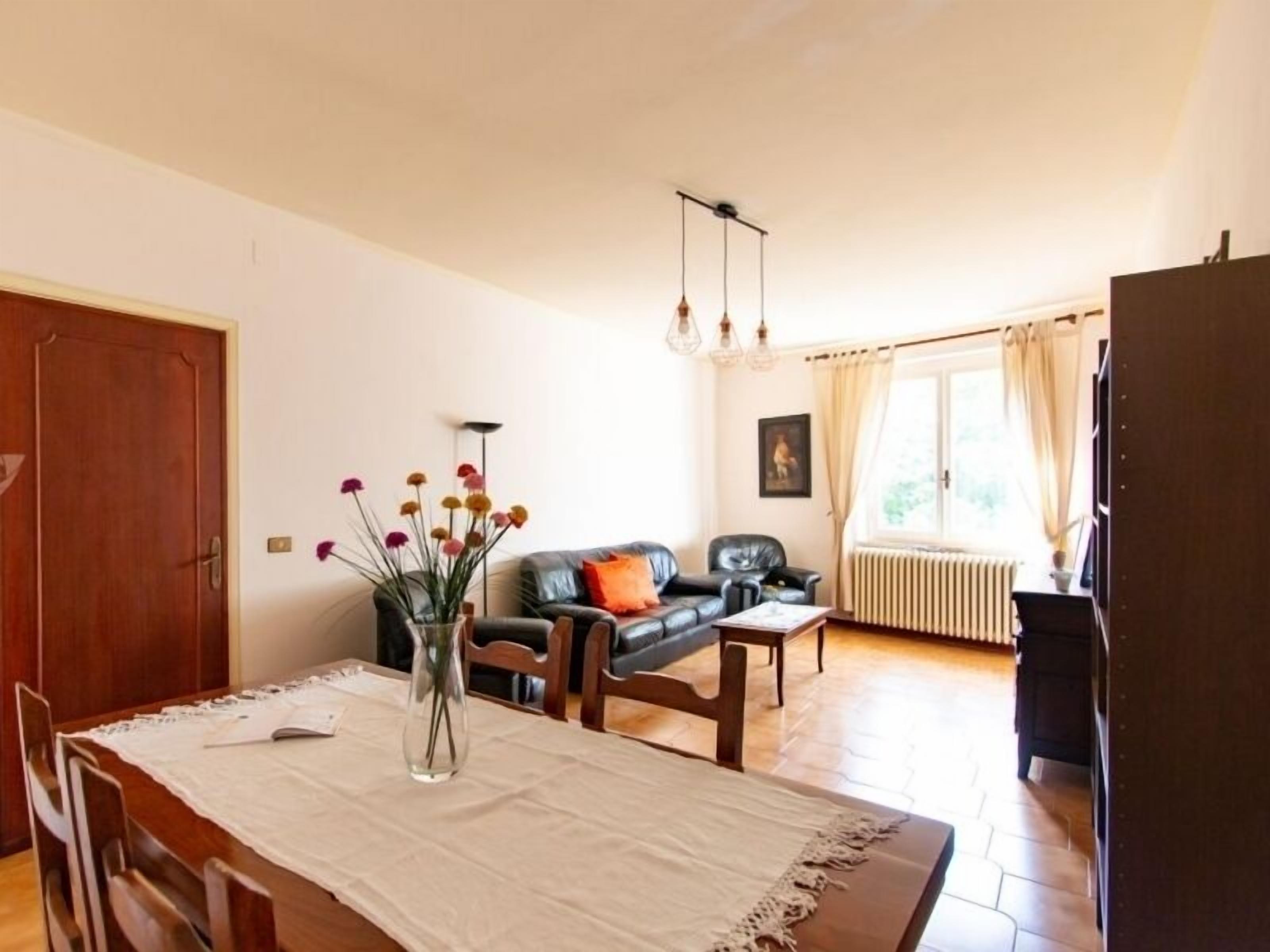 ファミリー アパートメント 2 ベッドルーム | リビングルーム | テレビ