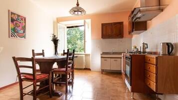 Familienapartment, 2 Schlafzimmer | Eigene Küche | Großer Kühlschrank, Mikrowelle, Ofen, Herdplatte