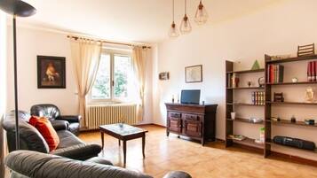 Familienapartment, 2 Schlafzimmer | Wohnzimmer | Fernseher