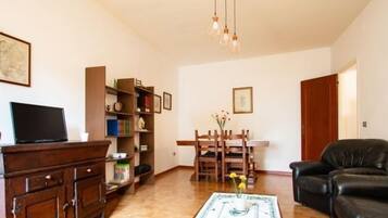 Familienapartment, 2 Schlafzimmer | Wohnzimmer | Fernseher
