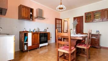 Familienapartment, 2 Schlafzimmer | Eigene Küche | Großer Kühlschrank, Mikrowelle, Ofen, Herdplatte