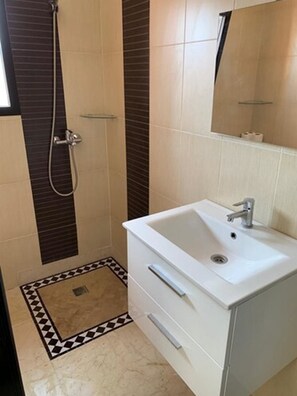 Appartamento, 2 camere da letto | Bagno | Doccia, soffione a pioggia, asciugacapelli, bidet