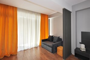 Ropa de cama de alta calidad, escritorio y sistema de insonorización 