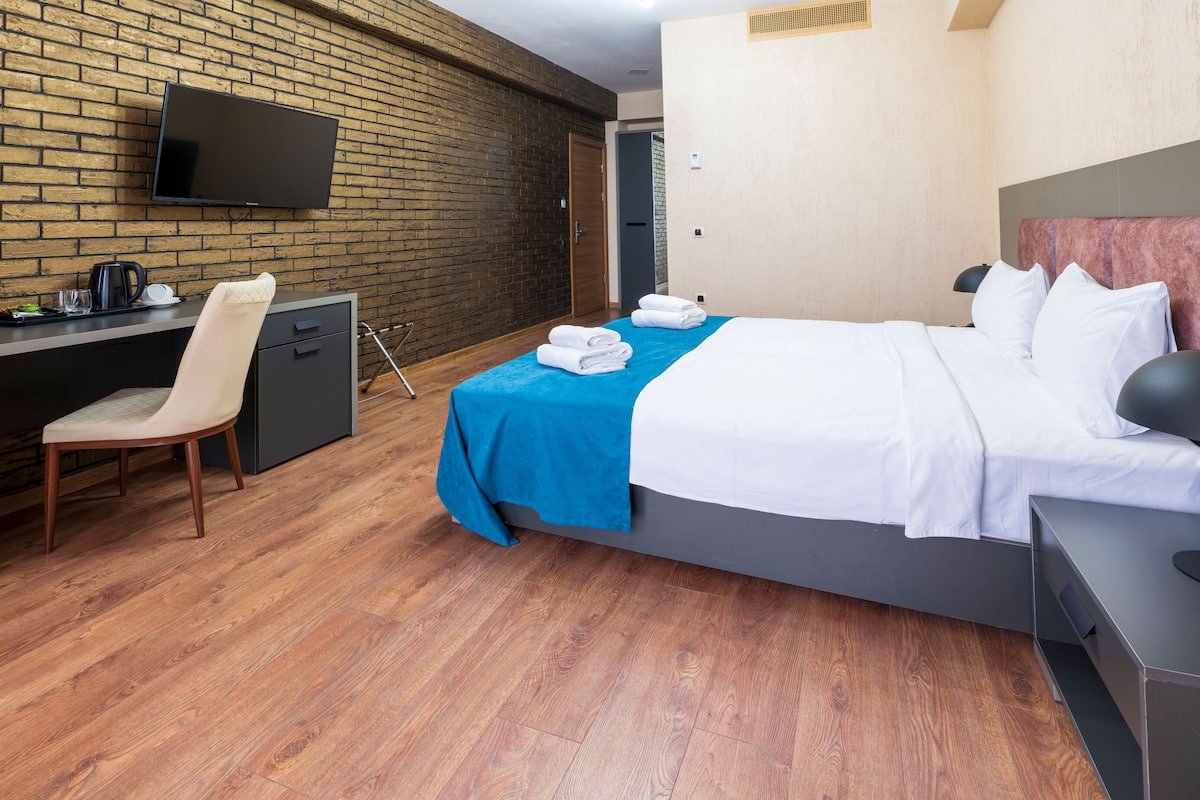 Ropa de cama de alta calidad, escritorio y sistema de insonorización