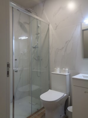 Habitación doble, baño privado | Baño | Regadera, regadera tipo lluvia, amenidades de baño de diseñador