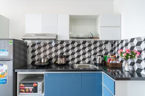 Family Studio Suite | Private kitchen | Stovetop, rice cooker, cookware/dishes/utensils, spices