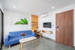 Departamento romántico | Área de sala de estar | Televisión LED 