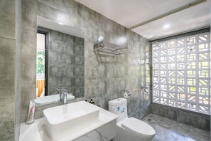 Honeymoon Double Room | Bathroom | Shower, hydromassage showerhead, free toiletries, hair dryer - Dandelion Apartment (Da Nang)