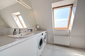 Leilighet – comfort | Bad | Badekar, toalettartikler (inkludert), hårføner og håndklær