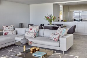 Luxe penthouse, 2 slaapkamers, uitzicht op oceaan | Woonruimte | Een 49-inch smart-tv met kabelzenders en een televisie