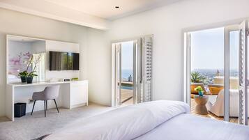 Caja de seguridad en la habitación y escritorio