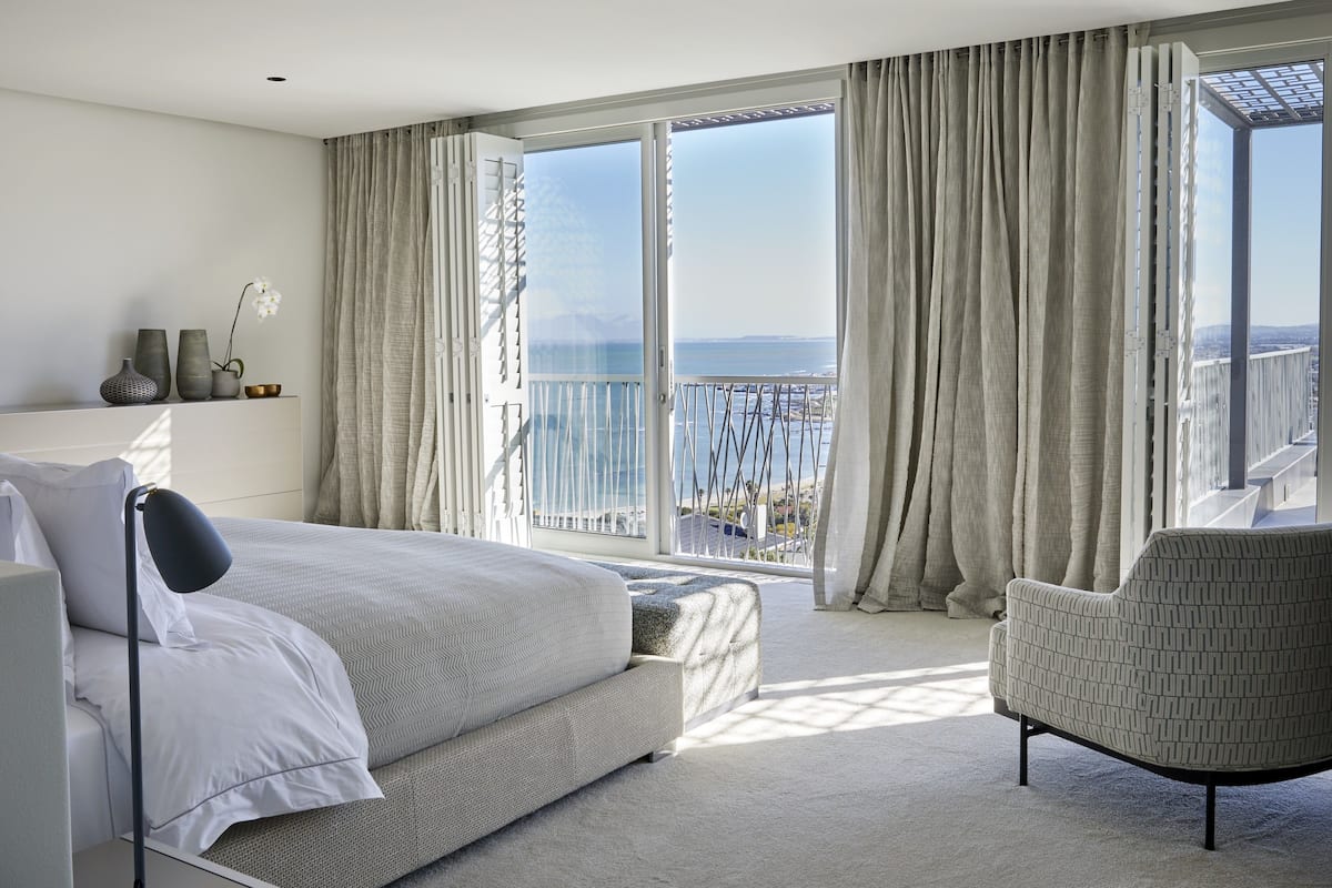 Ático de lujo, 2 habitaciones, vistas al mar | Caja fuerte, escritorio, espacio para trabajar con un portátil