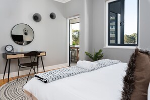 Premier Apartment | 3 bedrooms, premium bedding, desk, iron/ironing board