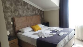 Seprai premium, meja kerja, dan ruang kerja ramah laptop