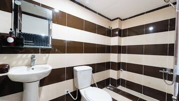 Kamar Quadruple Superior | Kamar mandi | Shower, sandal, kloset, dan handuk