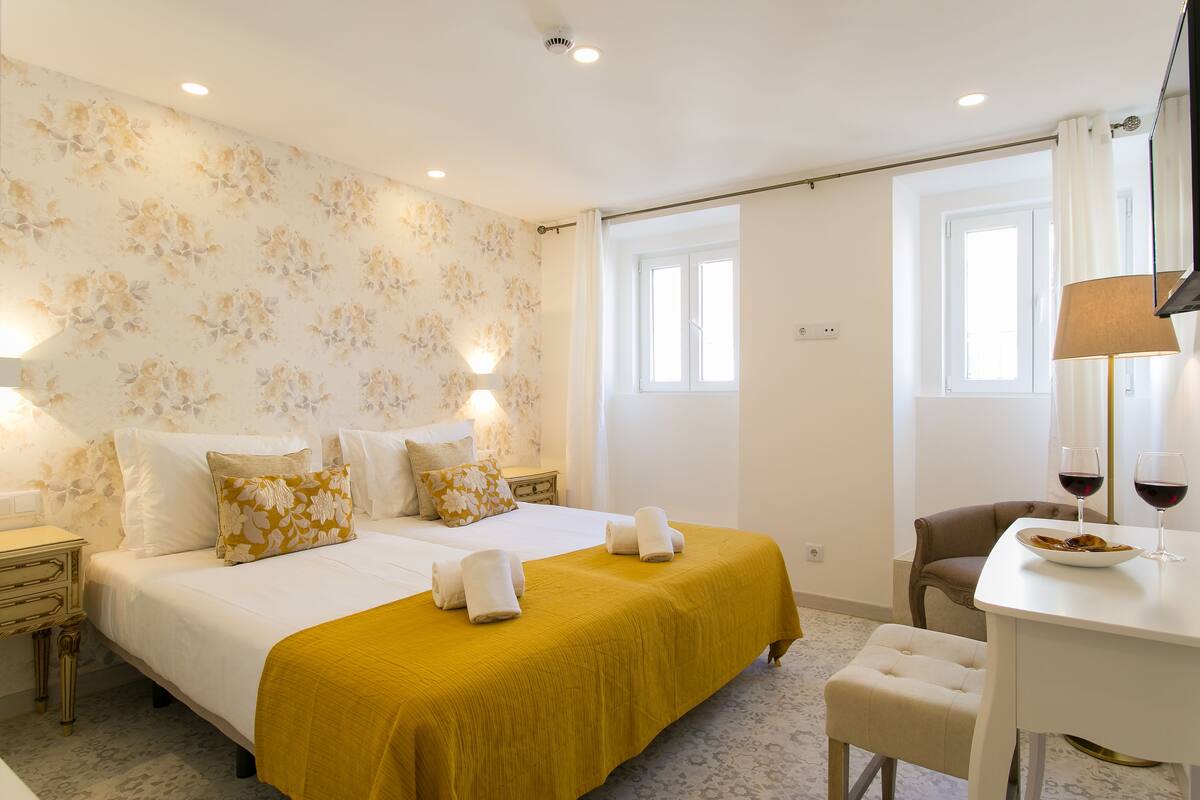 Habitación clásica | 1 dormitorio, ropa de cama de alta calidad, caja fuerte y escritorio