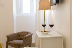 Habitación Confort con 2 camas individuales | 1 dormitorio, ropa de cama de alta calidad, caja fuerte y escritorio