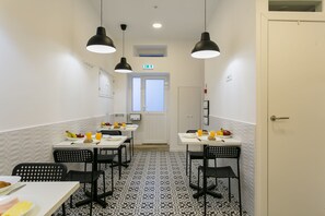 Quarto casal júnior de uso individual (Room 2) | Cozinha compartilhada | Geladeira, micro-ondas, fogão, cooktop