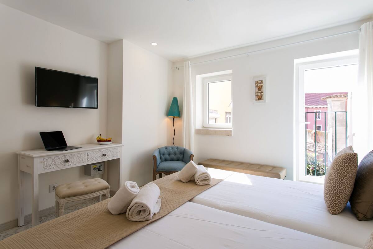 Suite clásica | 1 dormitorio, ropa de cama de alta calidad, caja fuerte y escritorio