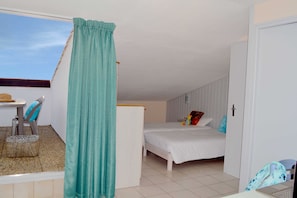 In-room safe, desk, blackout drapes, soundproofing - Hotel l'Oceane (Saint-Pierre-d'Oleron)