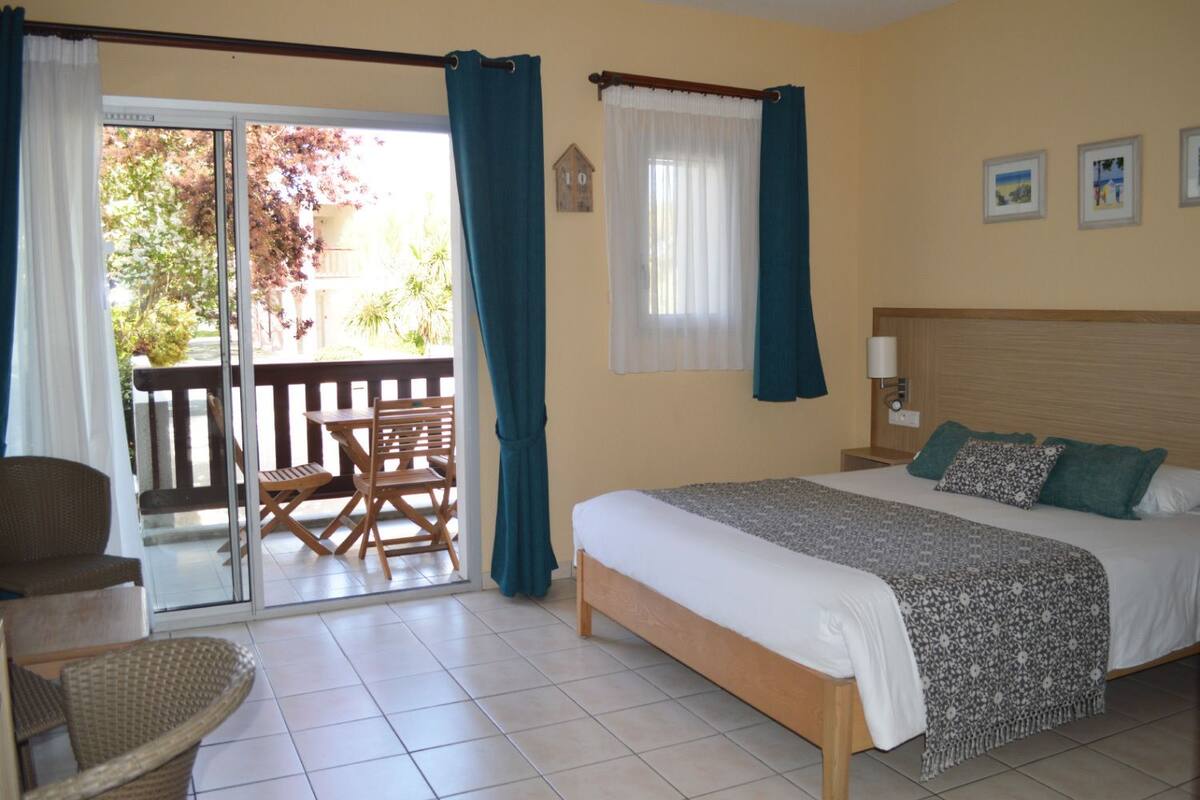 Quarto triplo conforto | Cofres nos quartos, escrivaninha, cortinas blackout