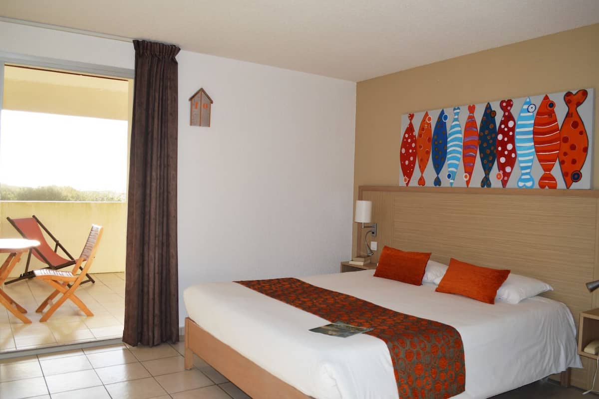 Quarto casal conforto | Cofres nos quartos, escrivaninha, cortinas blackout