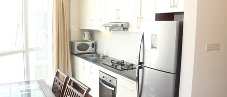 Kjøleskap og mikrobølgeovn