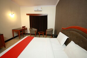 Individually furnished, desk, laptop workspace, soundproofing - Hotel Chetan International (Bengaluru)