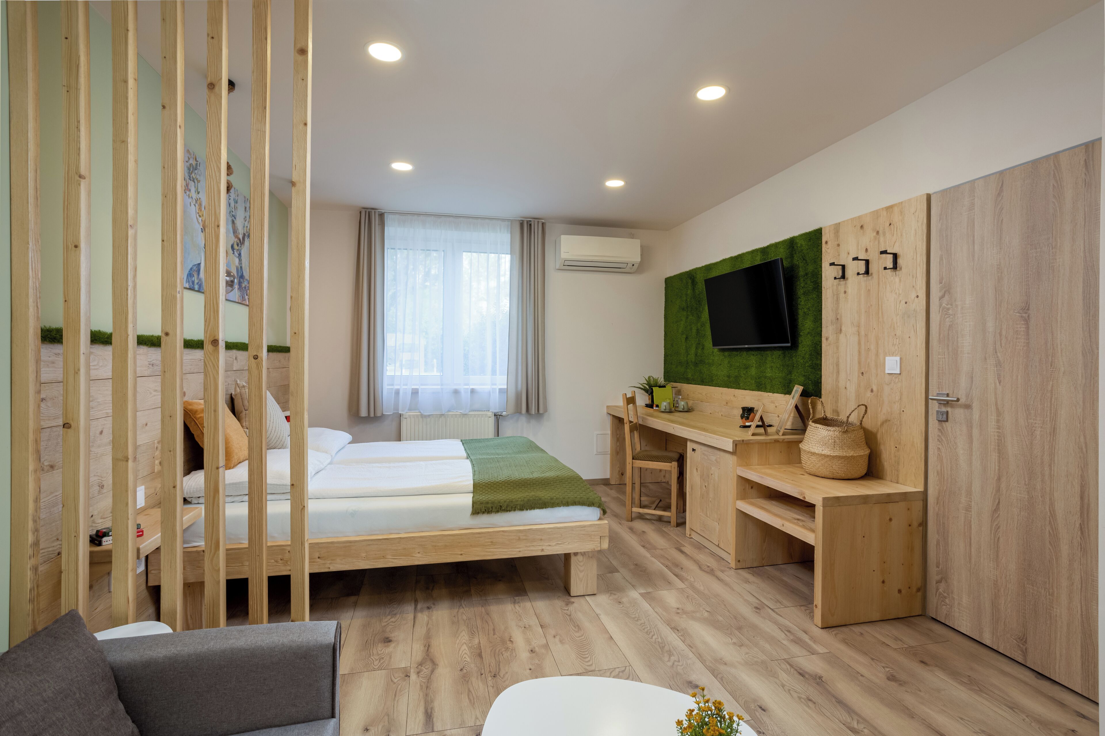 Habitación de diseñador, 1 cama Queen size, tina | Escritorio, espacio para trabajar con laptop y ropa de cama 