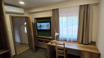 Escritorio, espacio para trabajar con laptop y ropa de cama