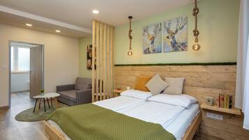 Habitación de diseñador, 1 cama Queen size | Escritorio, espacio para trabajar con laptop y ropa de cama