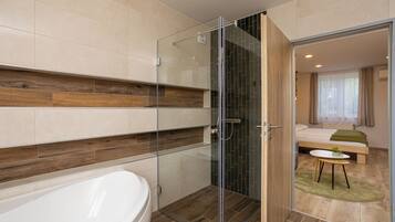 Design-Zimmer, 1 Queen-Bett, Badewanne | Badezimmer | Dusche, Haartrockner, Handtücher, Seife