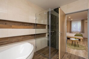 Design Room, 1 Queen Bed, Bathtub | Bathroom | Shower, hair dryer, towels, soap - Forró Fogadó (Röszke)
