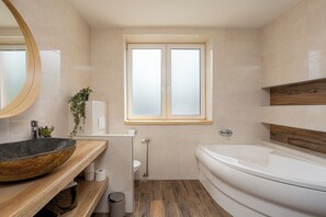 Design Room, 1 Queen Bed, Bathtub | Bathroom | Shower, hair dryer, towels, soap - Forró Fogadó (Röszke)