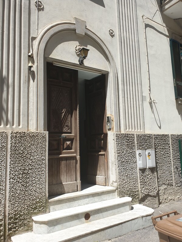 Property entrance - Lesuite Napoli (Naples)
