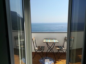 Habitación panorámica doble, balcón, vistas al mar (Stair Access Only) | Balcón