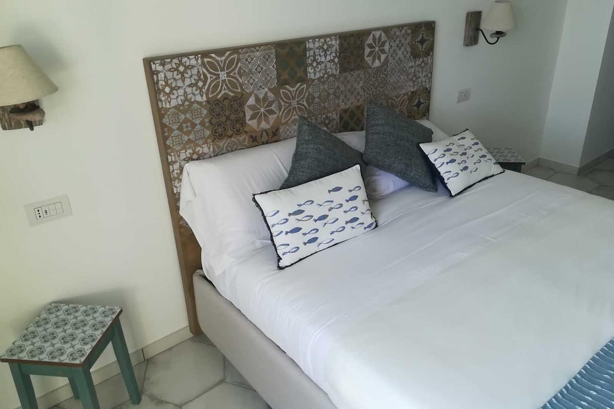 Tripla Comfort, vista mare (Stair Access Only) | Minibar, una cassaforte in camera, tende oscuranti, ferro/asse da stiro