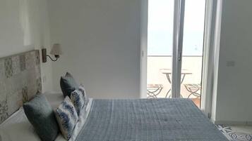 Dobbeltrom – panorama, balkong, sjøutsikt (Stair Access Only) | Minibar, safe på rommet, blendingsgardiner og strykejern/-brett