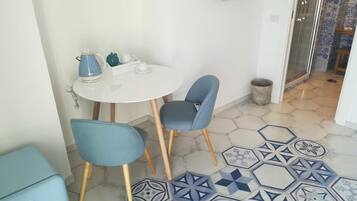 Kahden hengen panoraamahuone, parveke, merinÀköala (Stair Access Only) | Huoneen varustelu