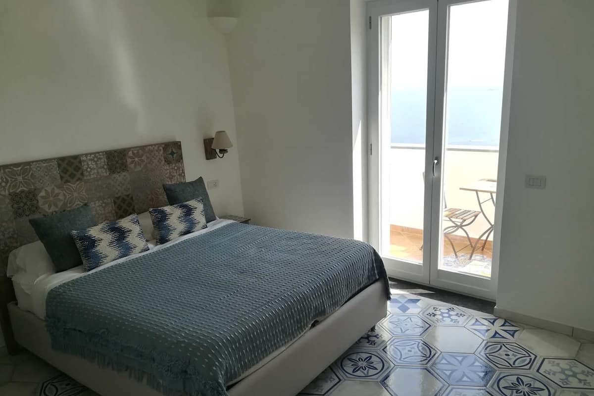 Doppia panoramica, balcone, vista mare (Stair Access Only) | Minibar, una cassaforte in camera, tende oscuranti, ferro/asse da stiro