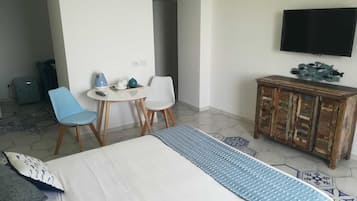 Comfort driepersoonskamer, uitzicht op zee (Stair Access Only) | Een minibar, een kluis op de kamer, verduisterende gordijnen