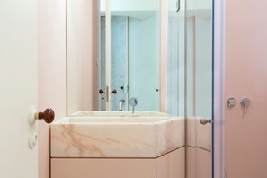 Suite (Suite 23) | Baño | Regadera, regadera tipo lluvia, amenidades de baño gratuitas 