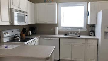 Mikrobølgeovn, oppvaskmaskin, kaffetrakter/tekoker og høy barnestol