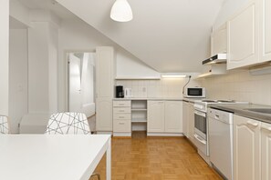 Apartment | Private kitchen | Fridge, microwave, oven, stovetop - Kotimaailma Helsinki LäntinenBrahenkatu6 (Helsinki)