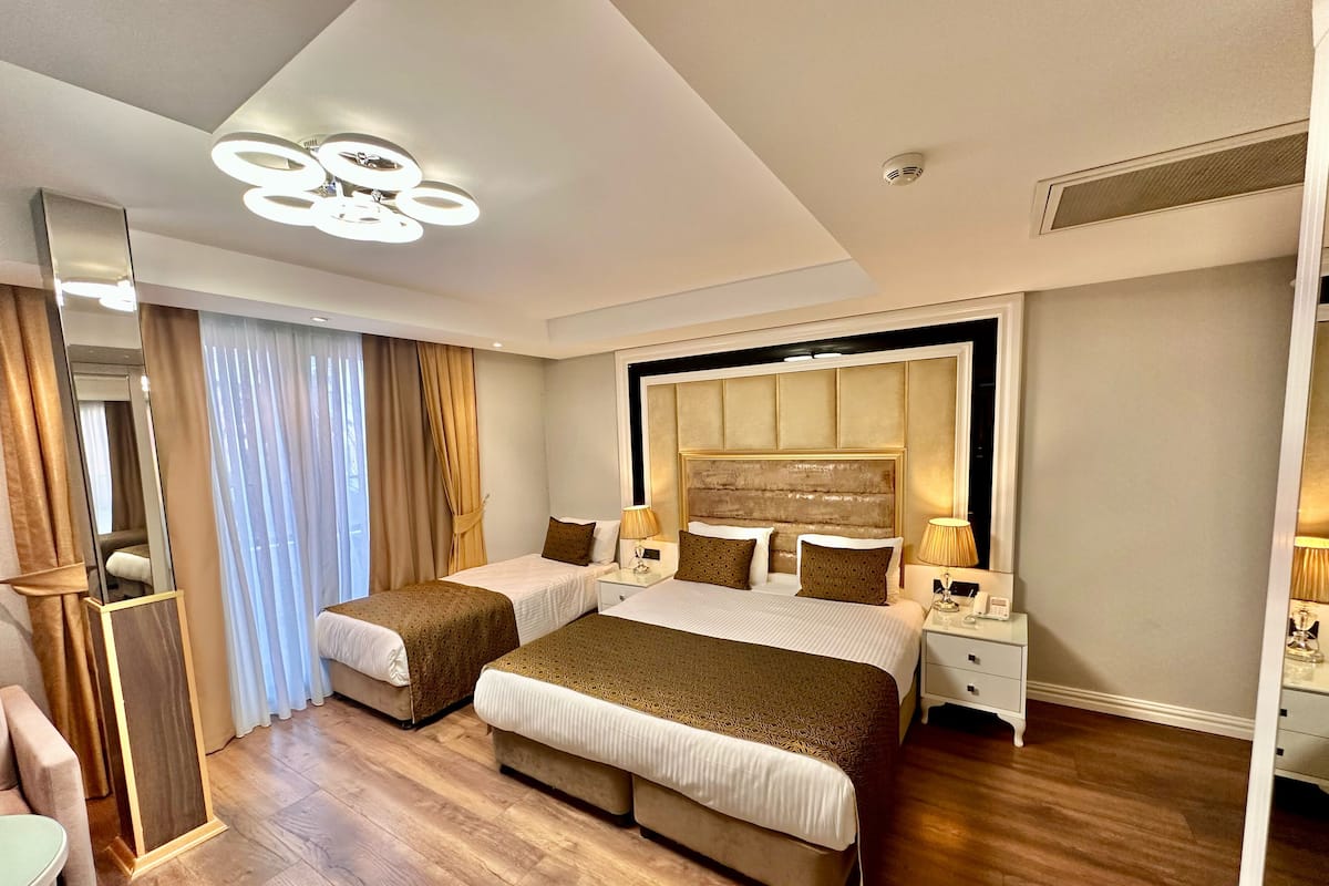 Superior Triple Room with Balcony | Lakens van Egyptisch katoen, luxe beddengoed, Tempur Pedic-bedden
