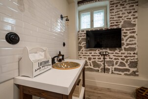 Minibar, caja de seguridad en la habitación y decoración personalizada 