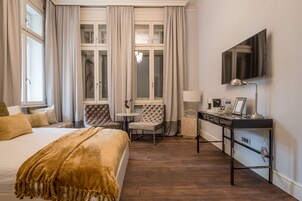 Minibar, caja de seguridad en la habitación y decoración personalizada