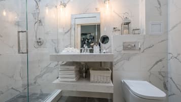 Deluxe Double Room, 1 Queen Bed | Bathroom | Shower, free toiletries, hair dryer, slippers