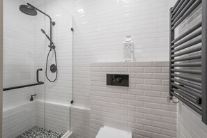 Habitación doble (1) (Basement) | Baño | Regadera, amenidades de baño gratuitas, secadora de cabello, pantuflas