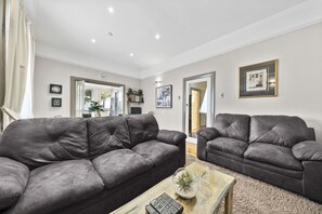 Een smart-tv, een dvd-speler, boeken en een filmbibliotheek